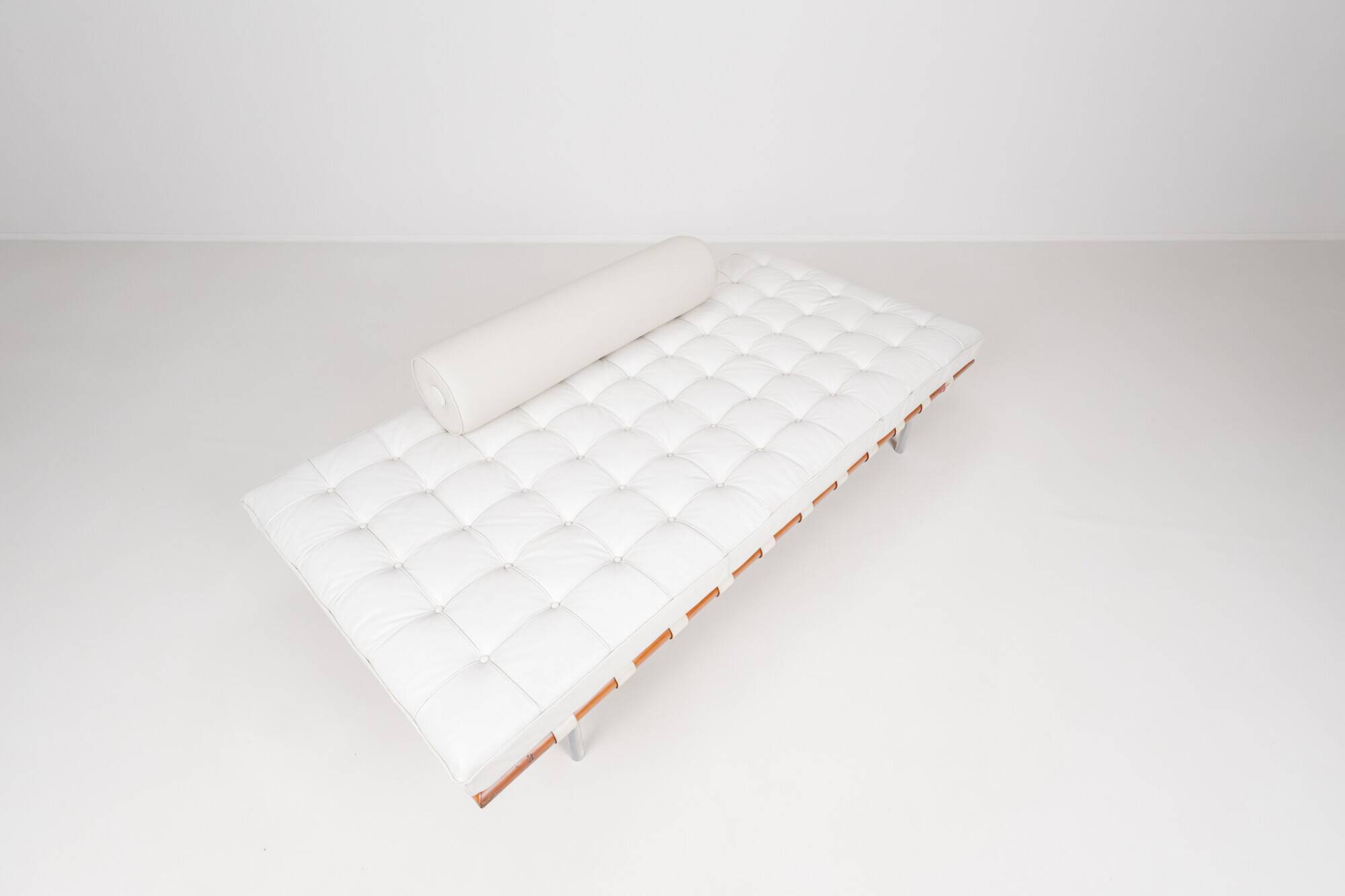 Barcelona daybed by Ludwig Mies van der Rohe fro Knoll, 1980s