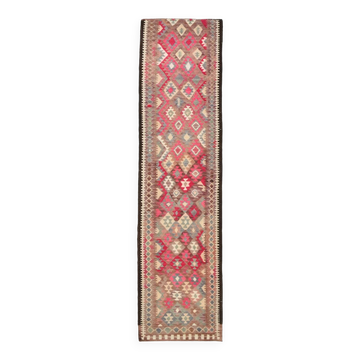 Tapis coureur vintage kilim, tons rouges et beiges, motifs géométriques