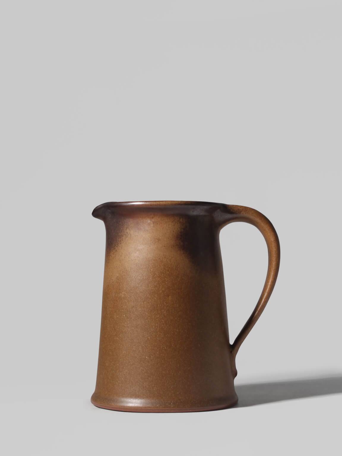 Pichet en céramique marron moutarde, années 1960, signé