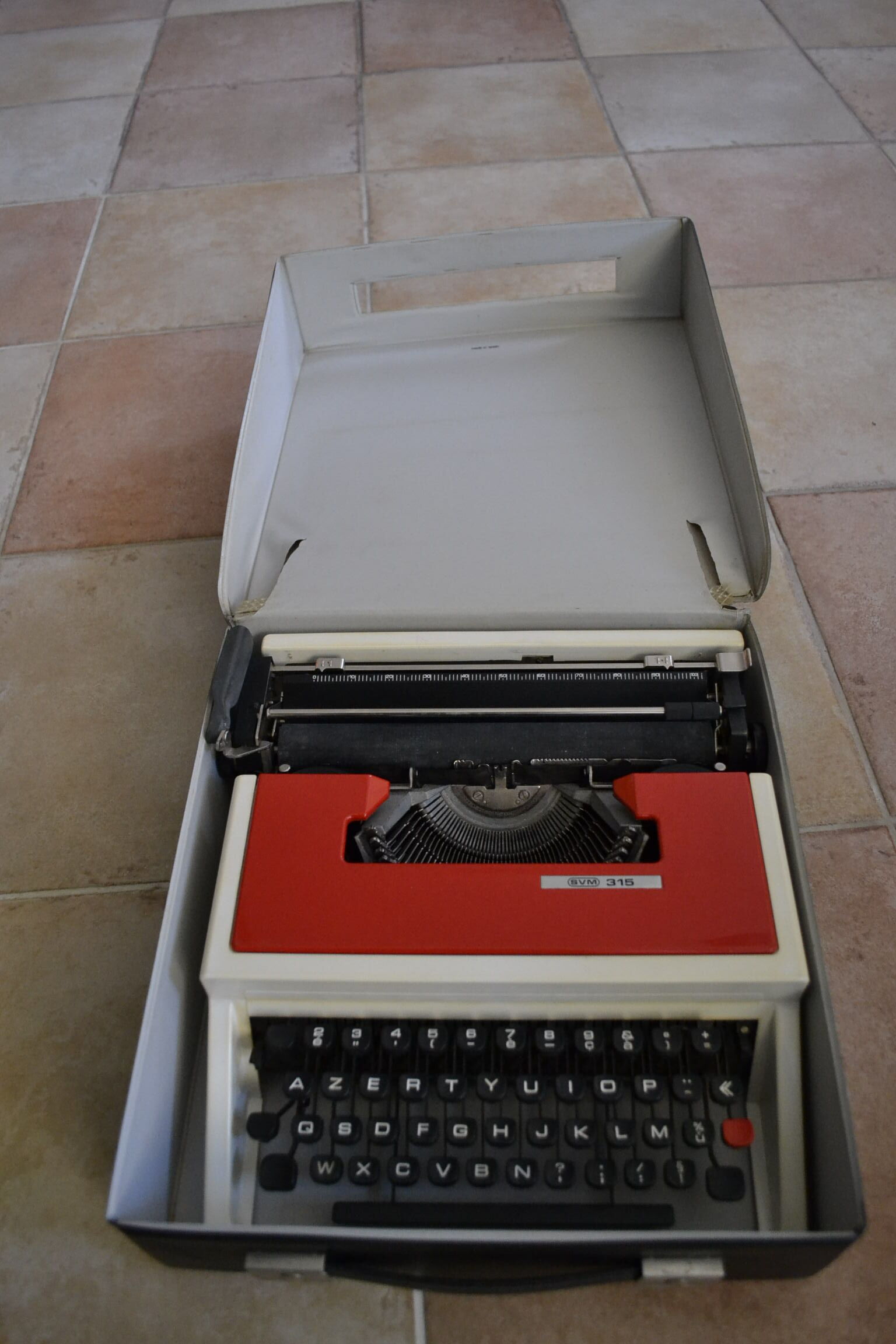Red and white SVM 315 typewriter