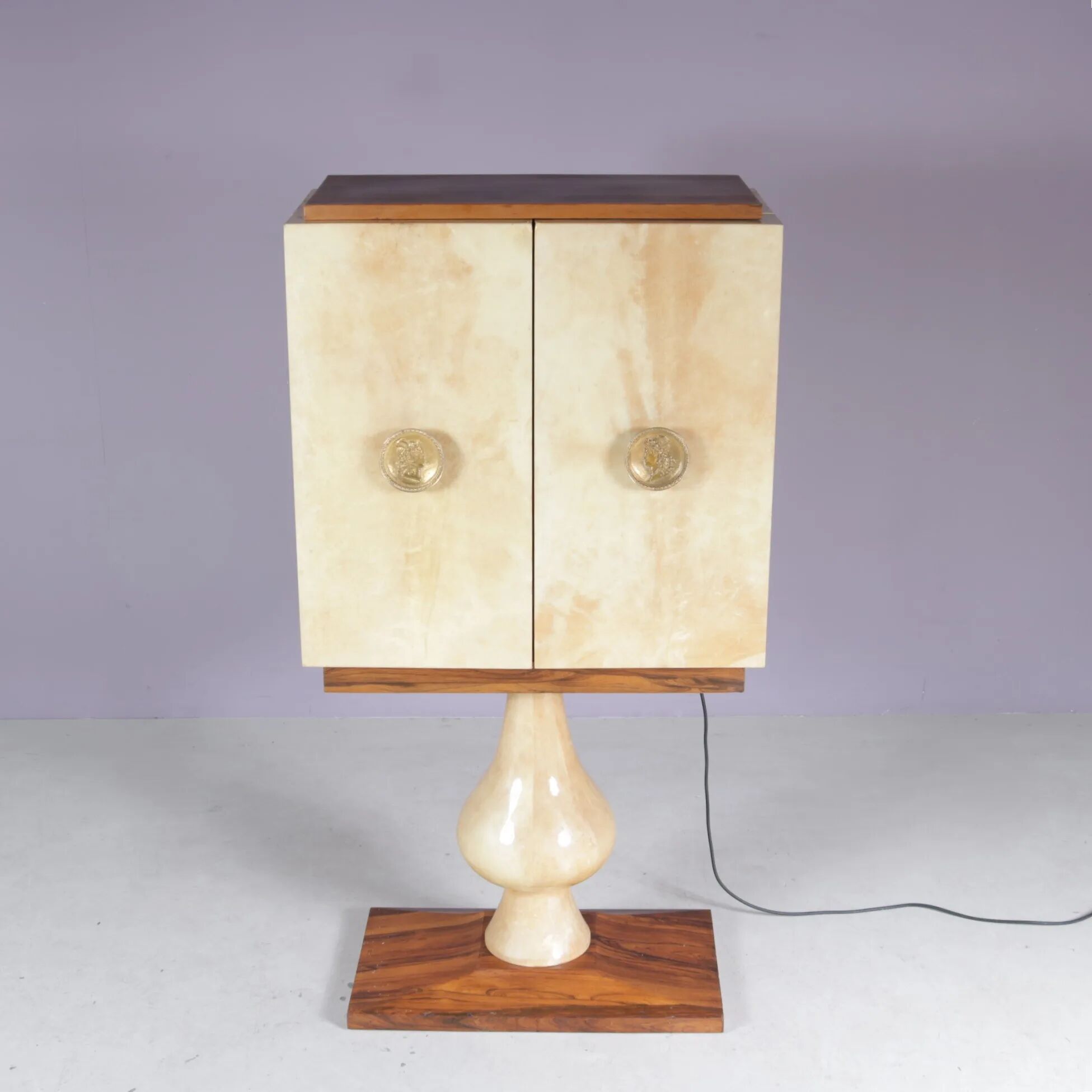 Cabinet de bar Aldo Tura en peau de chèvre sur piédestal, années 1960