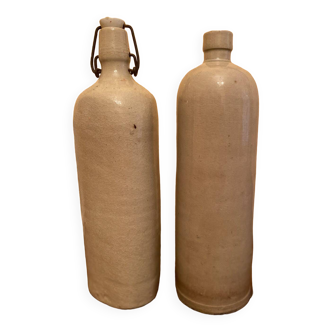 Lot de 2 bouteilles / vases en grés moucheté