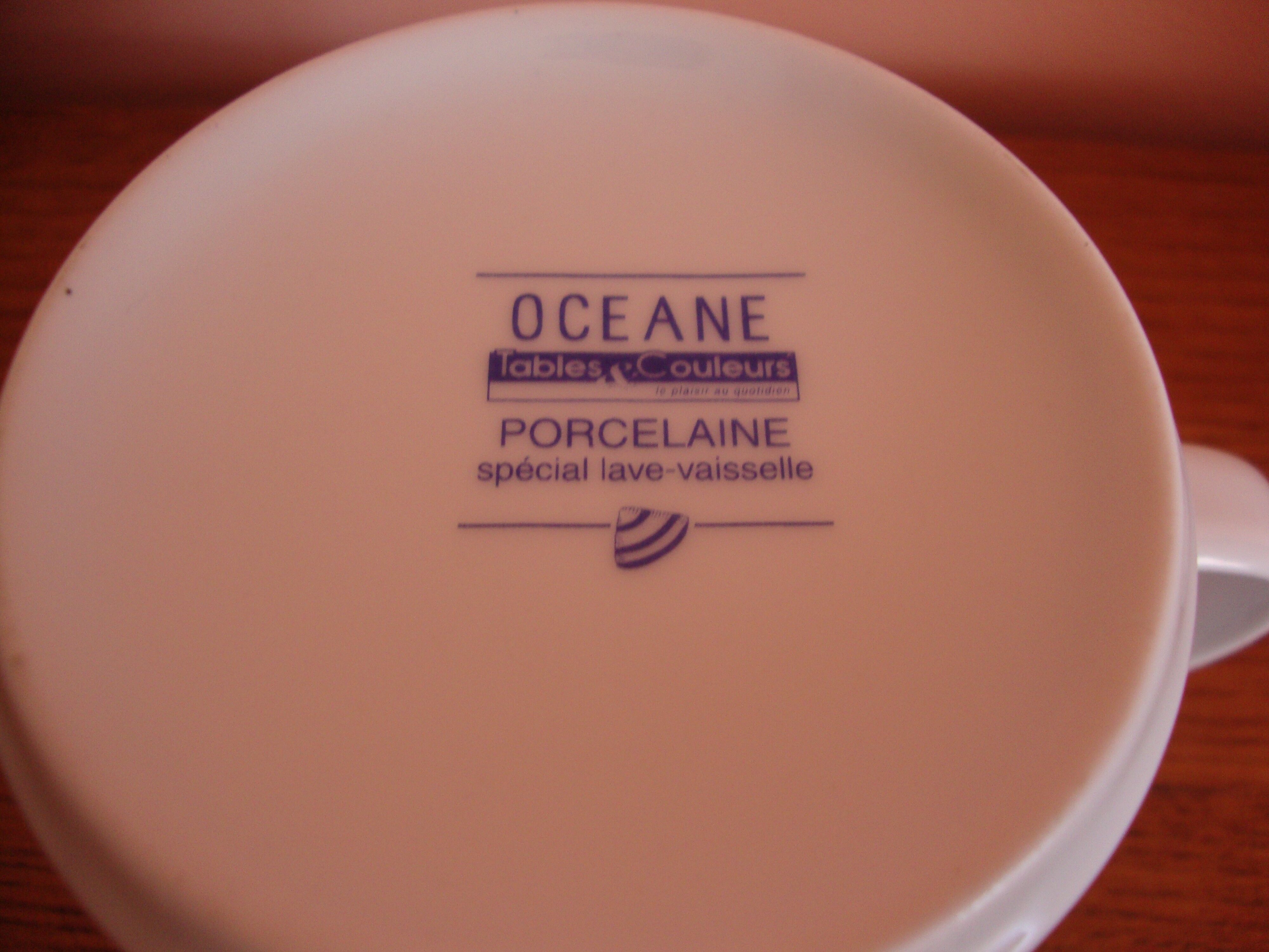 2 coffee or tea cups in porcelain deco seaside