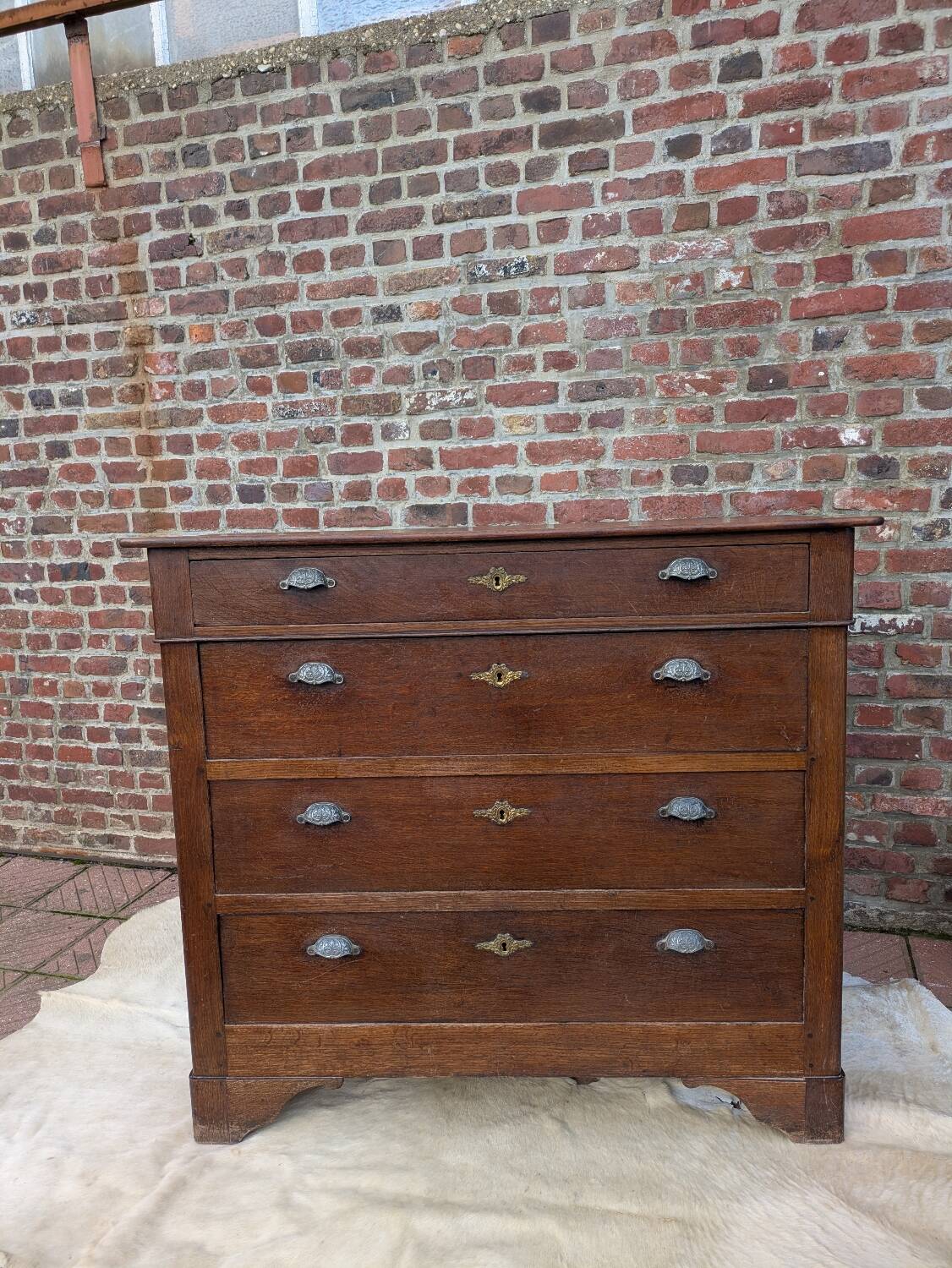Oak chest of drawers