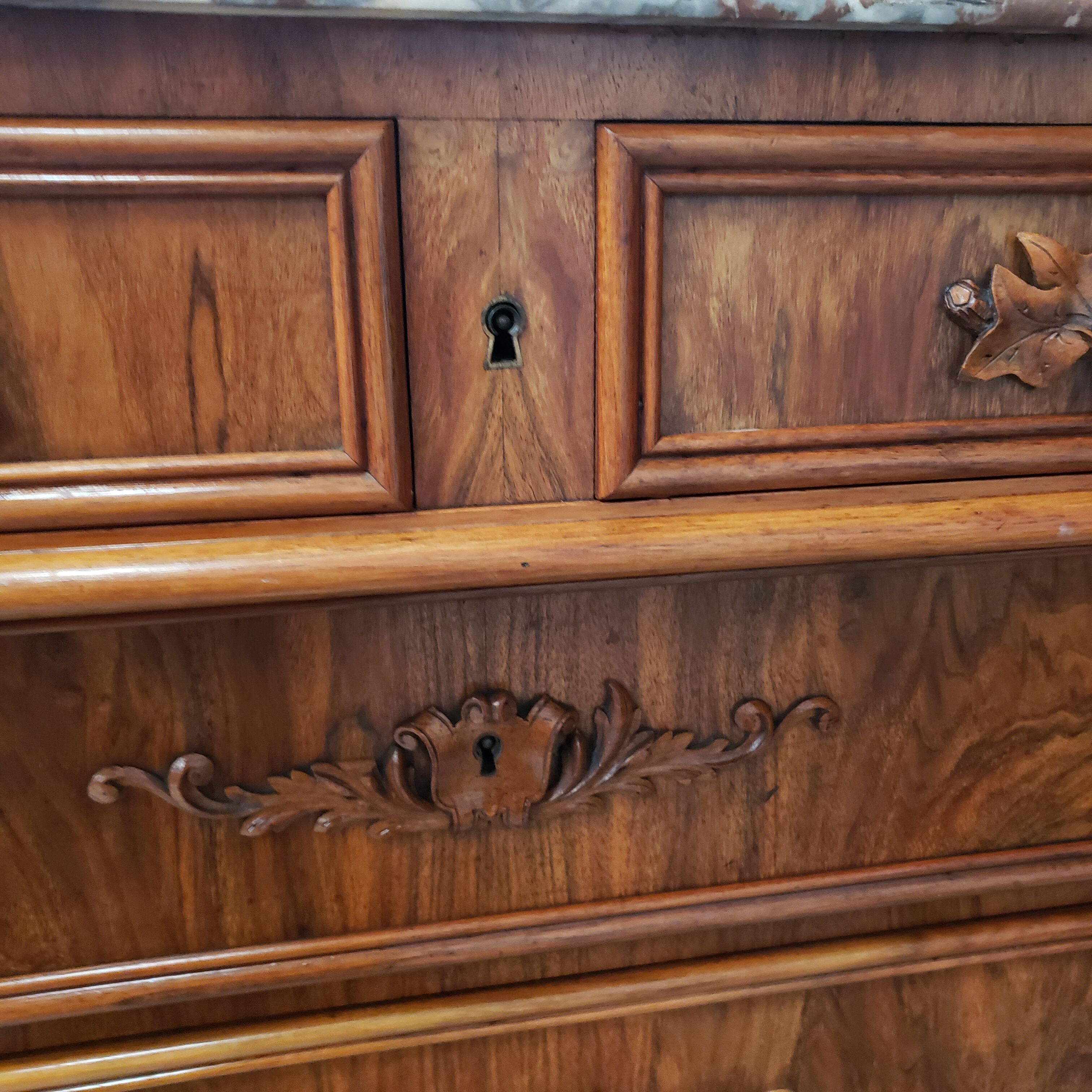 Antique chest of drawers carved in walnut XIX
