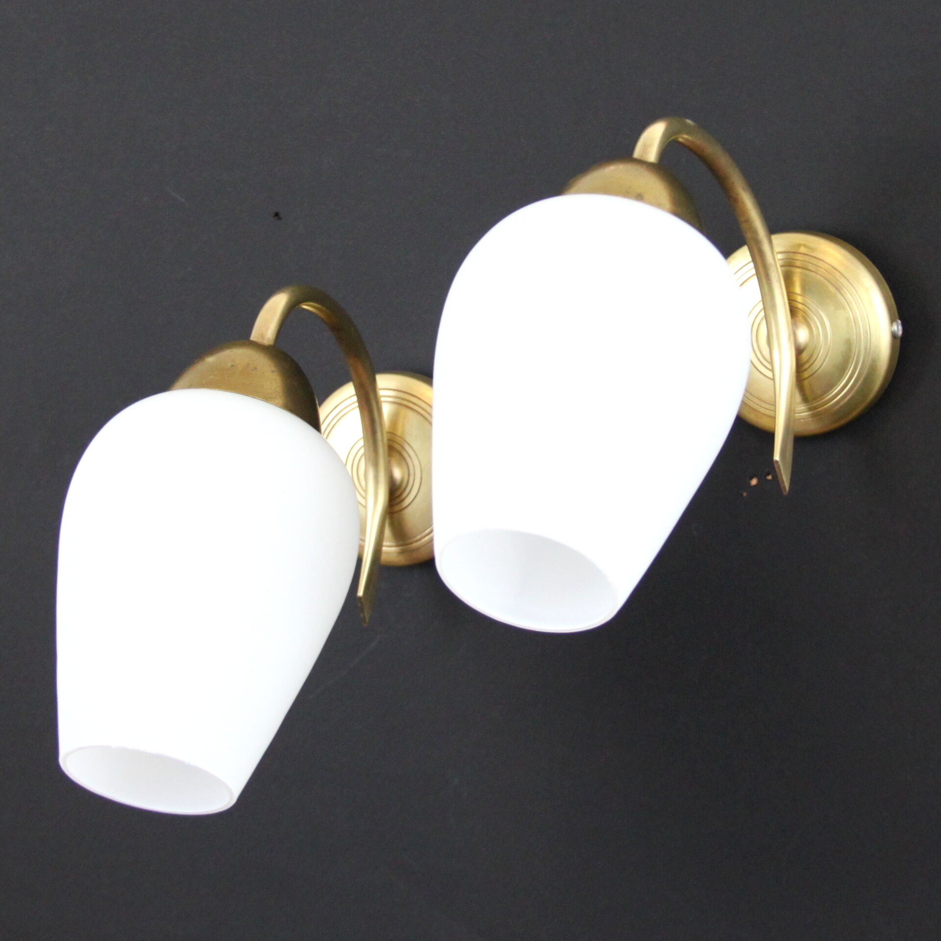 Pair of wall lamp in brass and glass white opaline, vintage