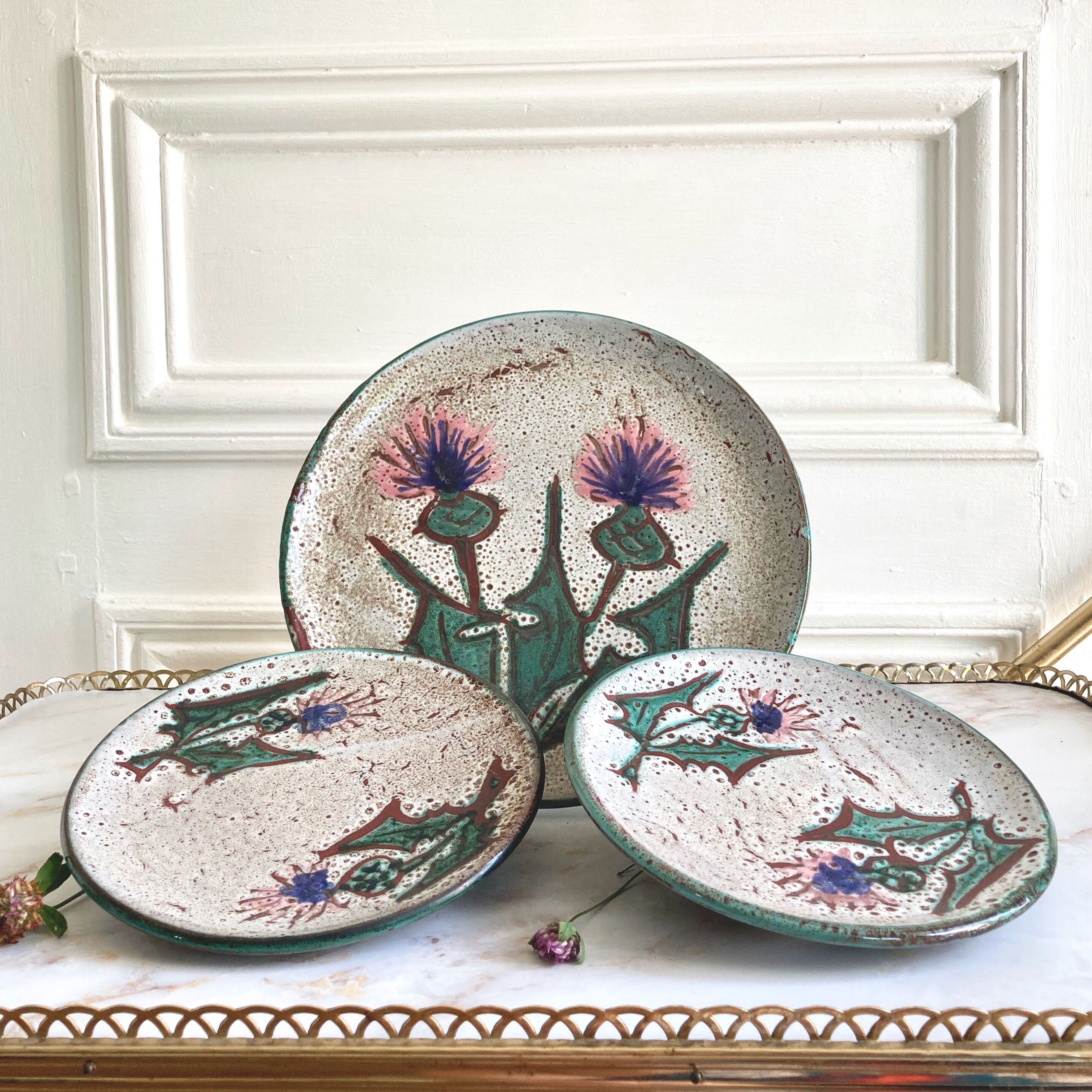 Ceramic plates decoration thistles