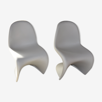 Pair of white chairs S Panton Vitra