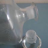 Carafe ancienne en verre soufflé et gravé