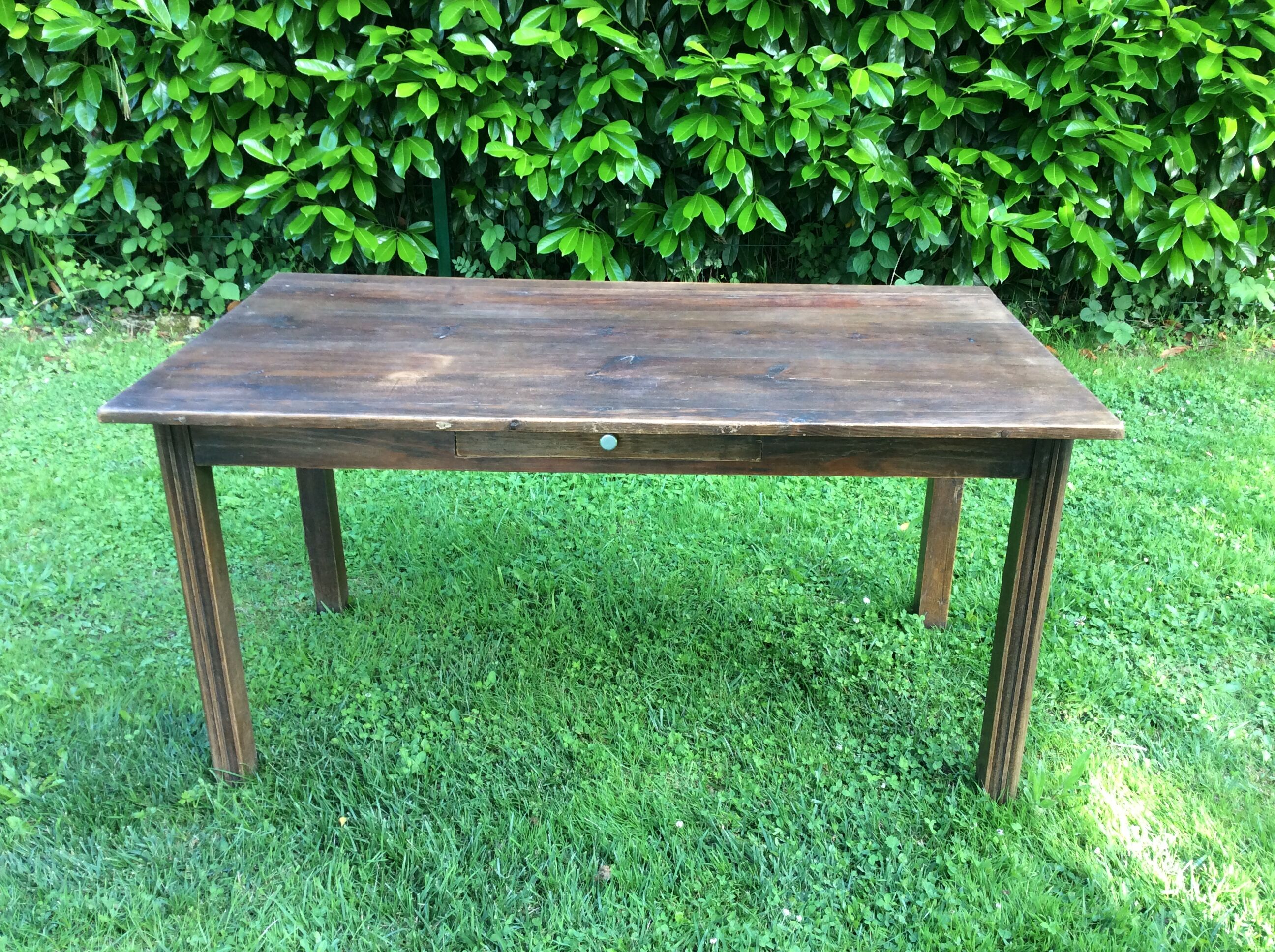 Extendable farm table