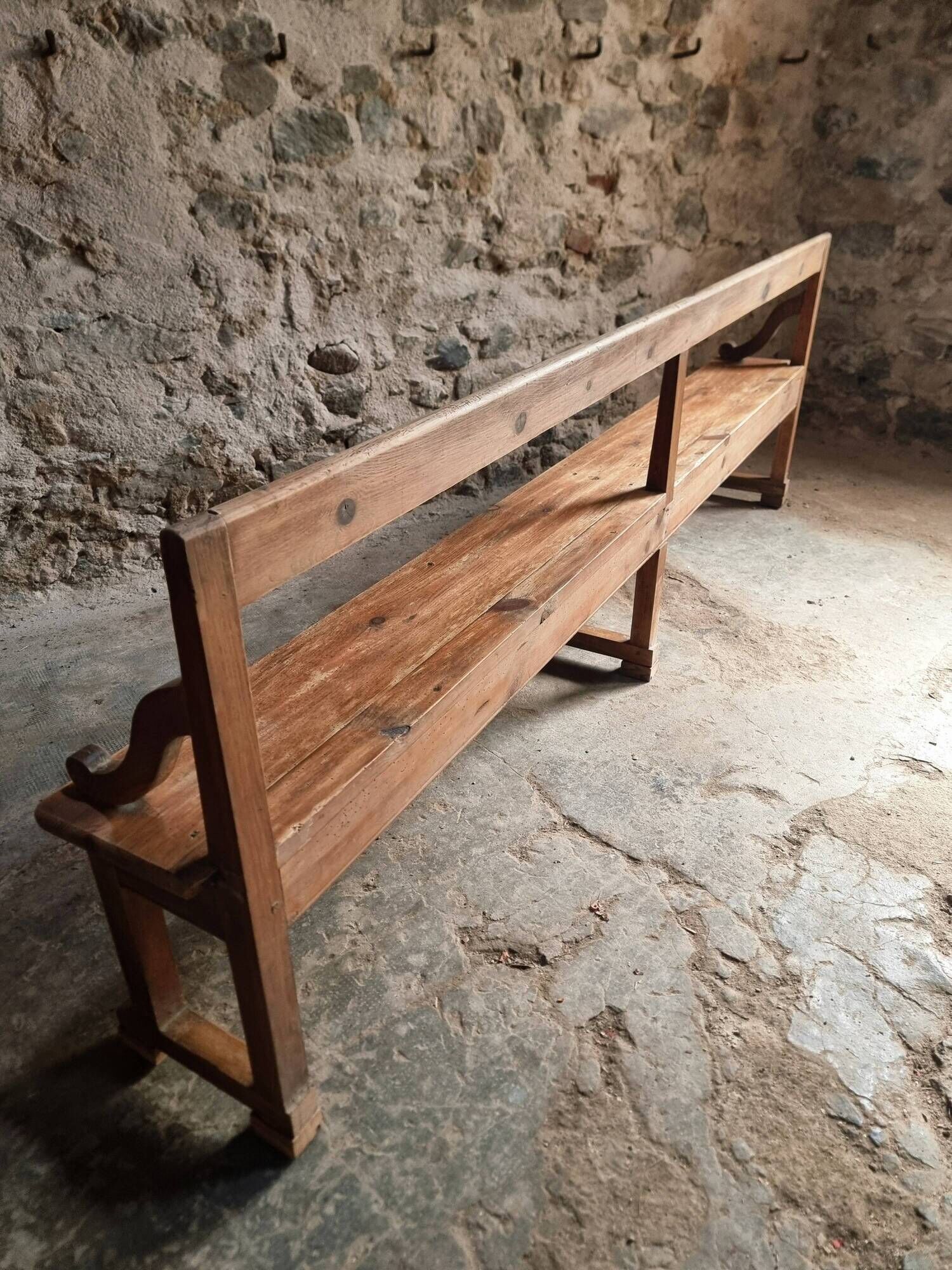 Grand banc ancien en bois avec dossier – fin XIXe siècle, pin et chêne