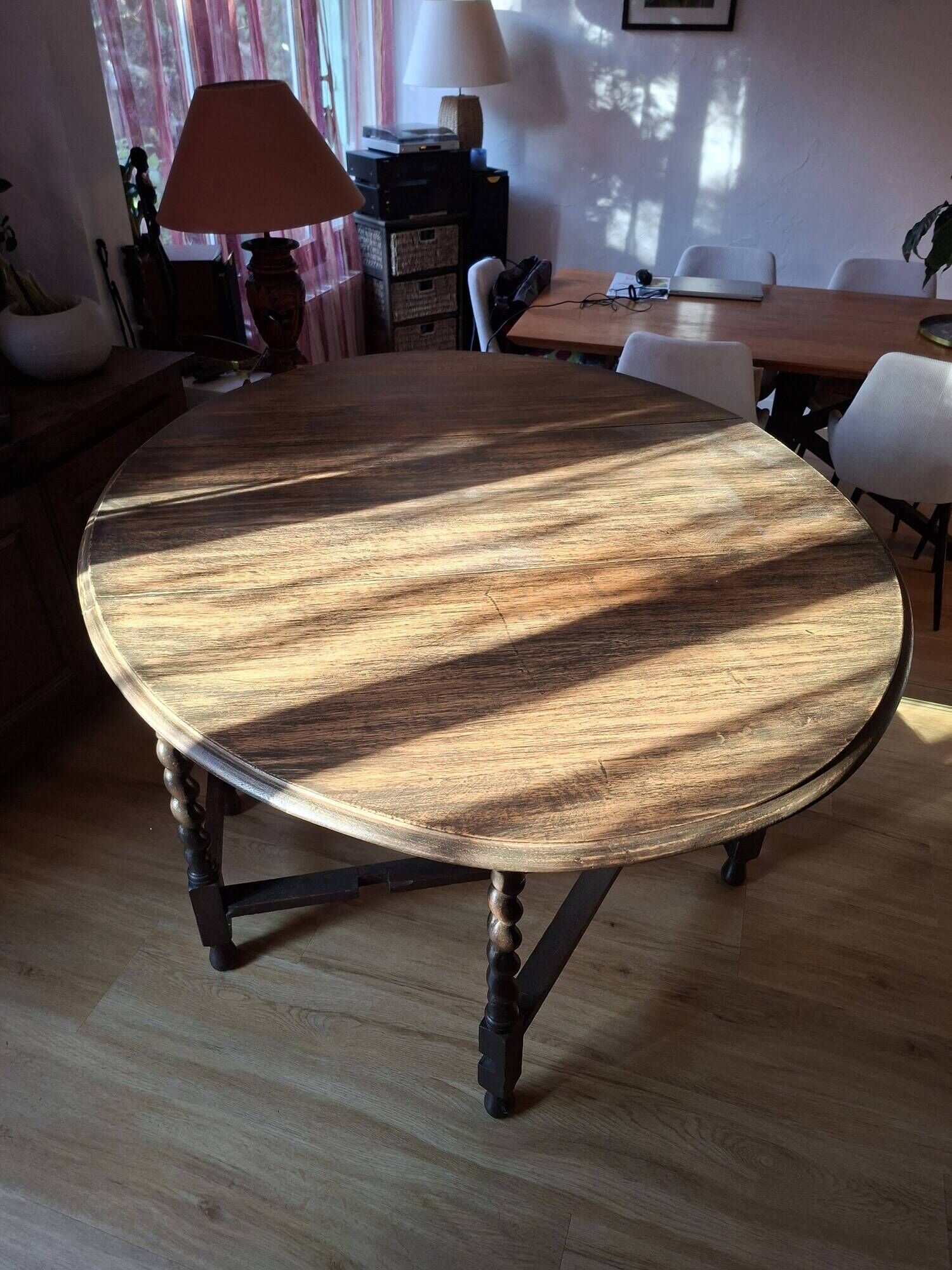 English folding table with turned legs, gateleg, in good condition, 19th century.