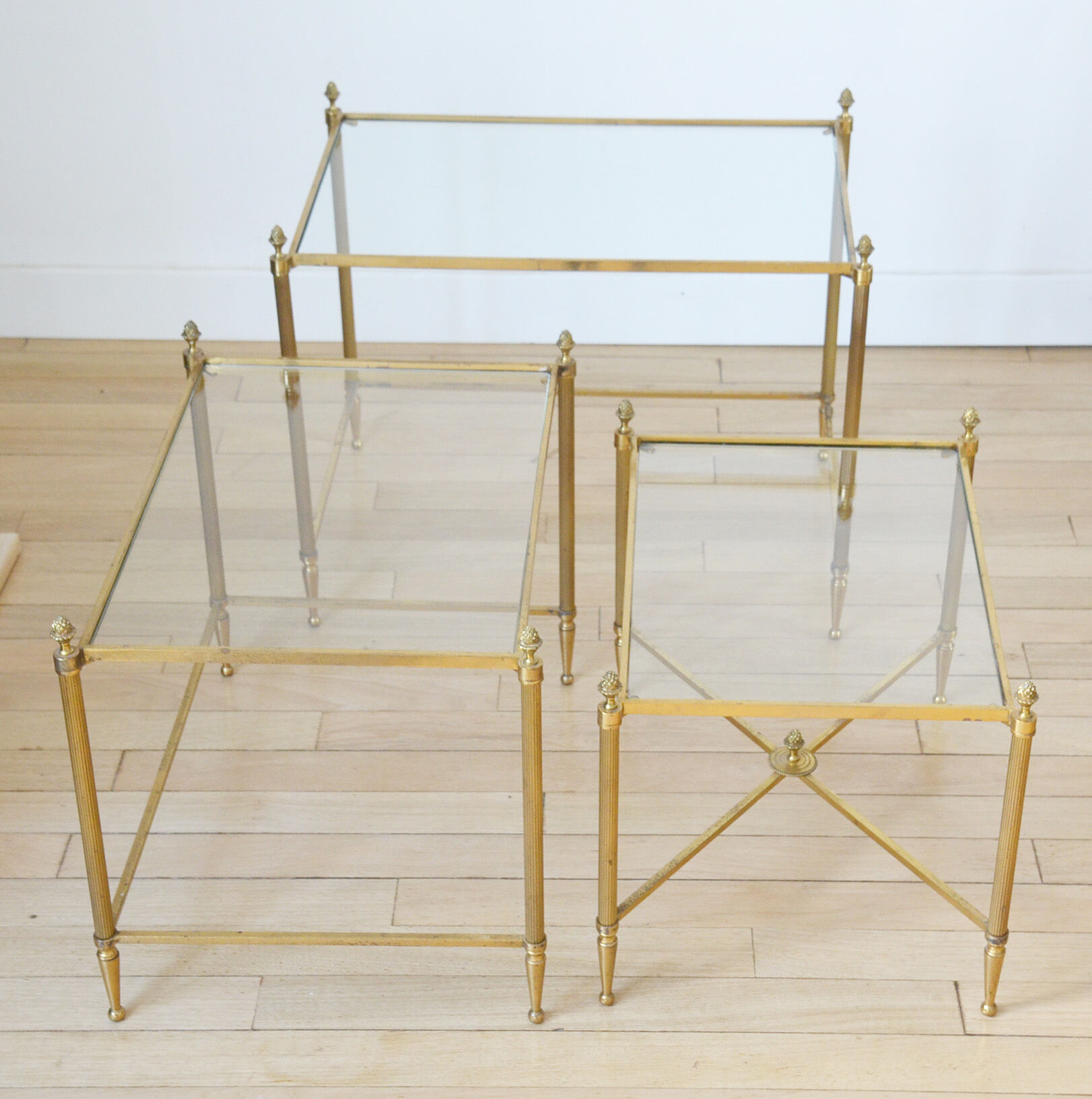 Lot 3 tables pull out brass glass Maison Baguès