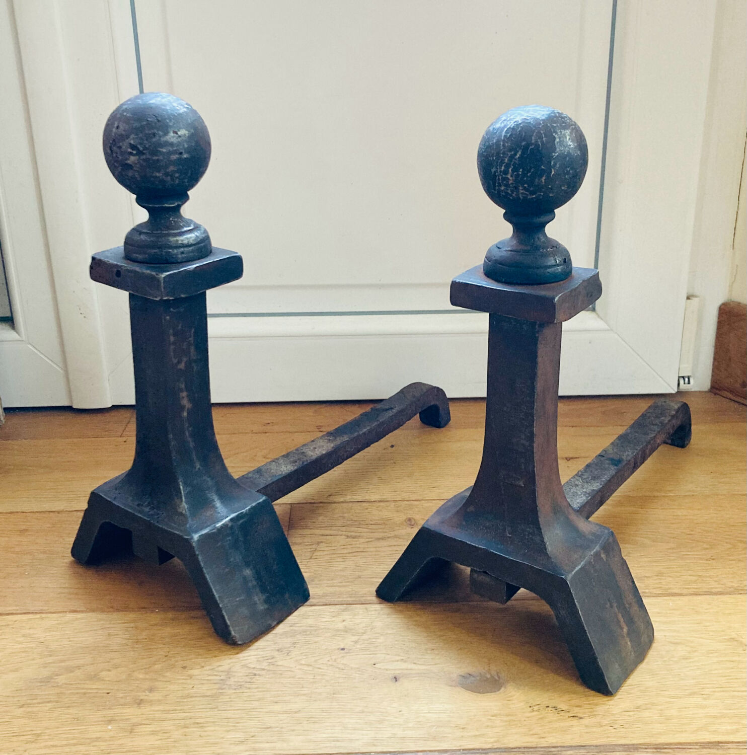 Pair of massive antique-style fire dogs in solid iron from the 20th century.