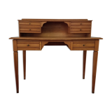 Old-tiered desk