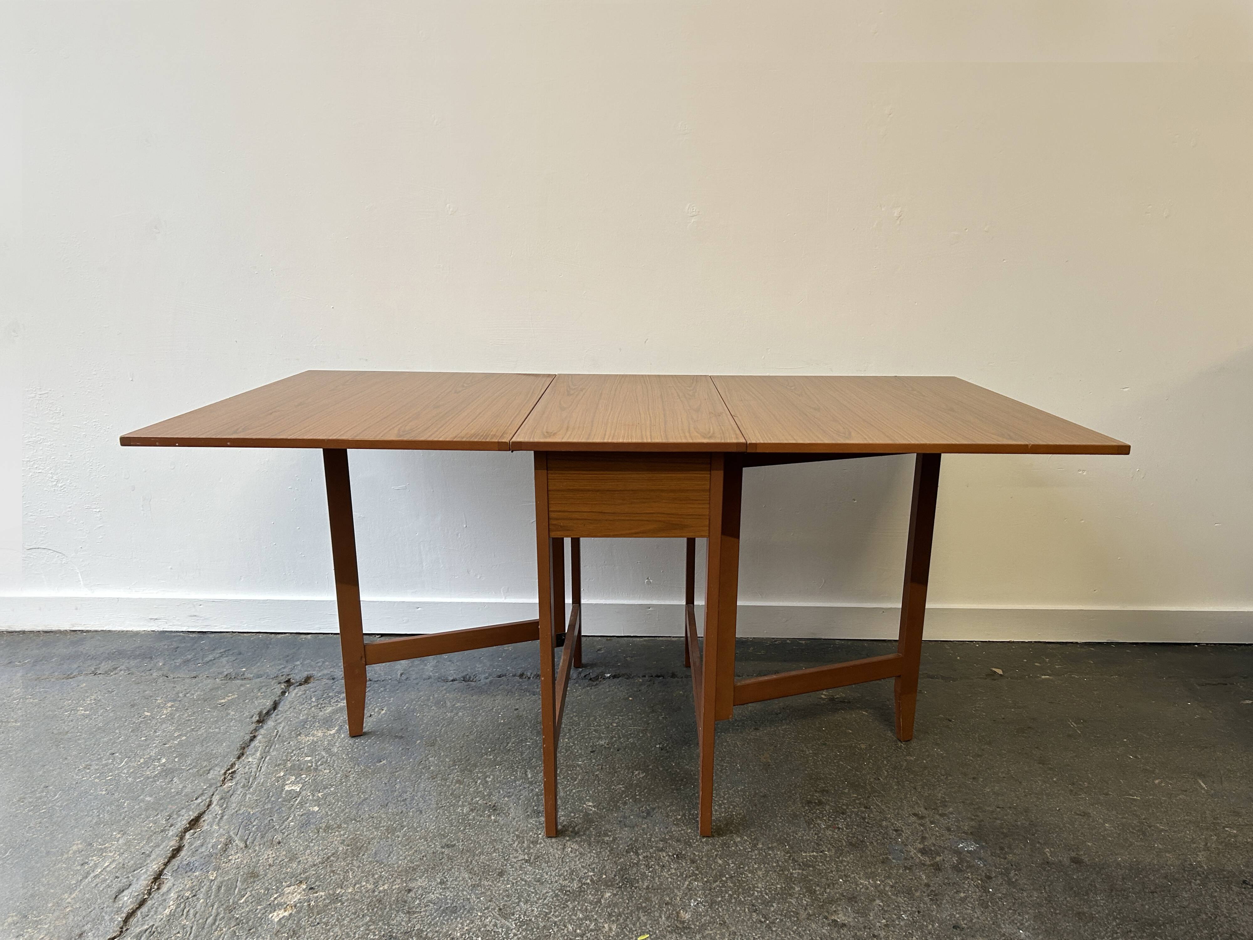 Table à manger extensible Mid-Century Modern des années 1960 par Schrieber Furniture