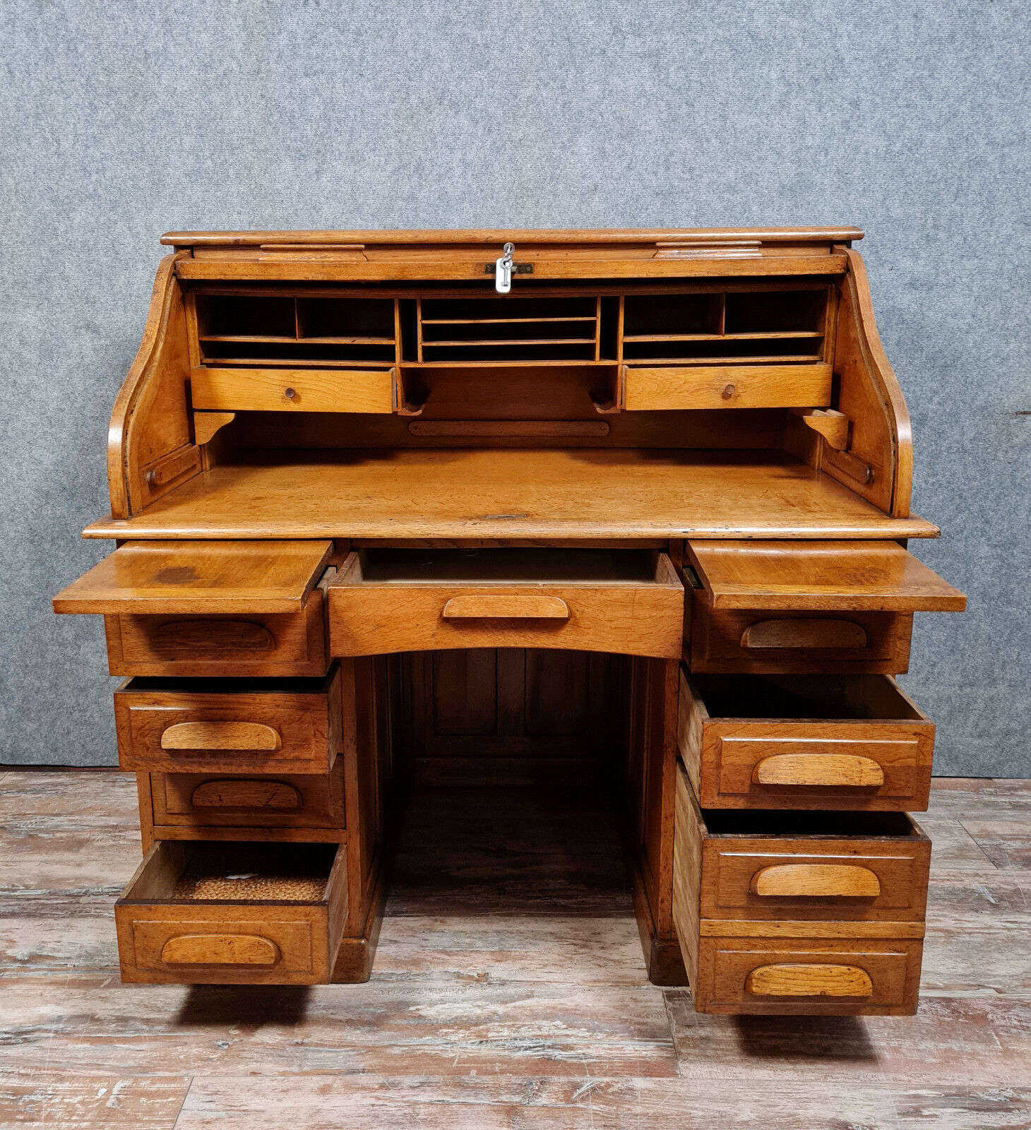 American center office with sliding blind of hectic shape Art Deco era around 1920