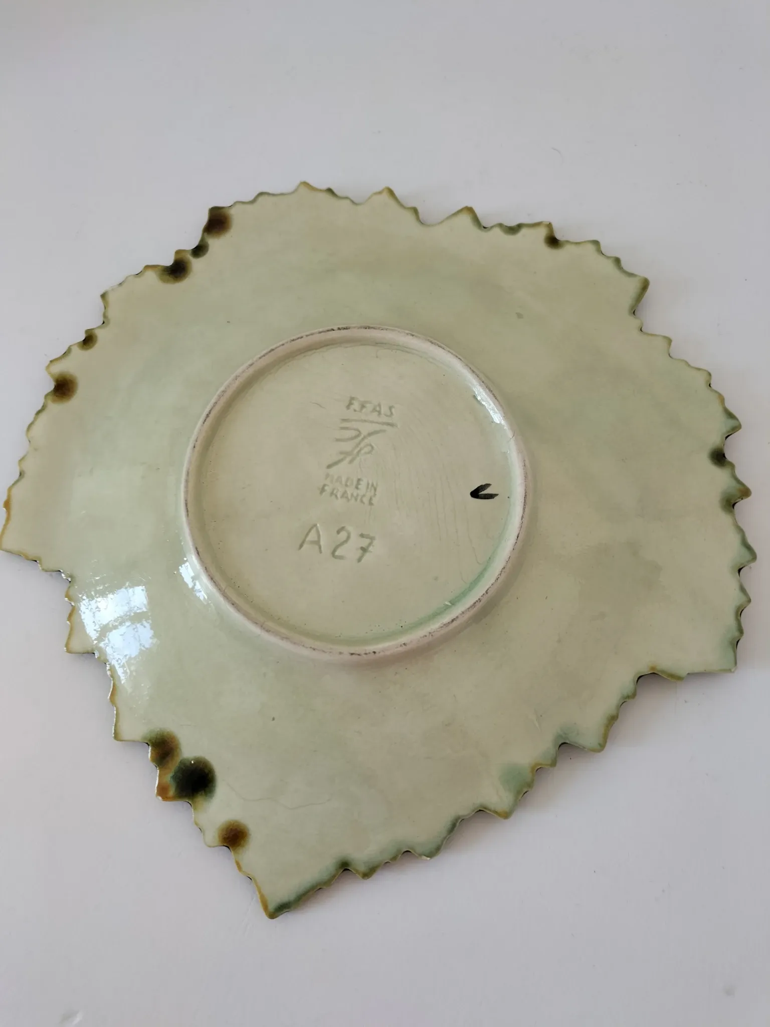 Clay leaf cutter – Art Pottery of the Sorgue