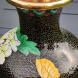 Vase décoratif artisanal asiatique en émaux cloisonnés,  contour du col & base en laiton