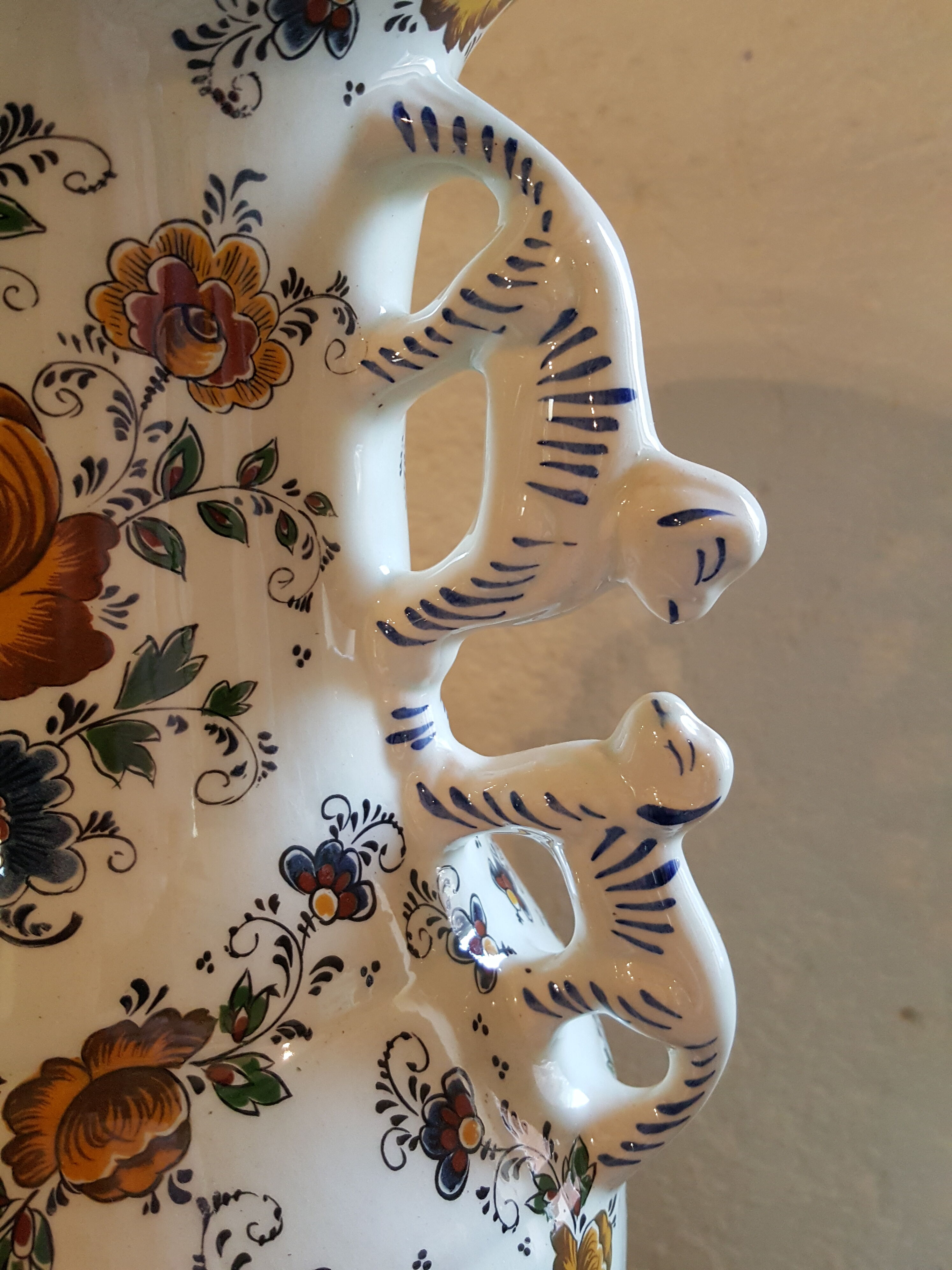 Vase faïencerie Hubert Béquet décor floral anses singes ou chats