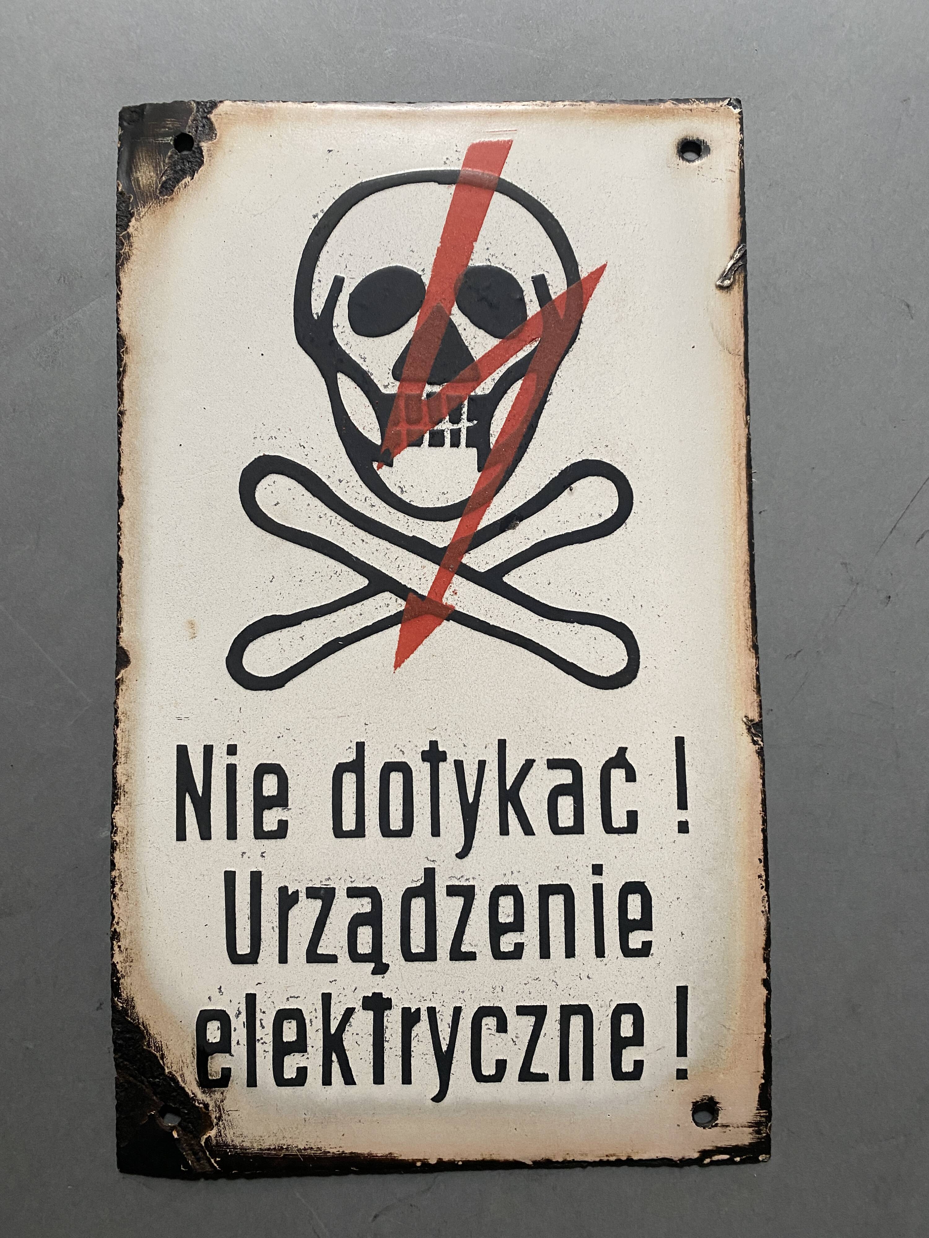 Old skull death head danger email plate