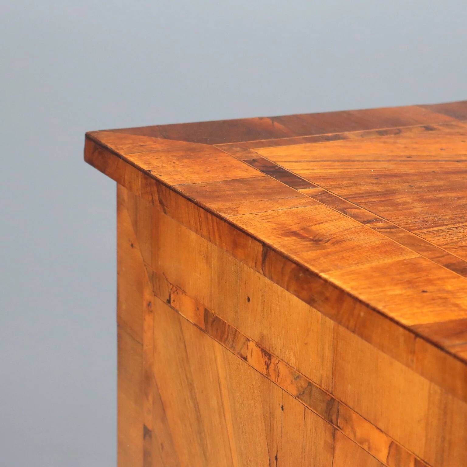 Neoclassical commode in walnut and burl.