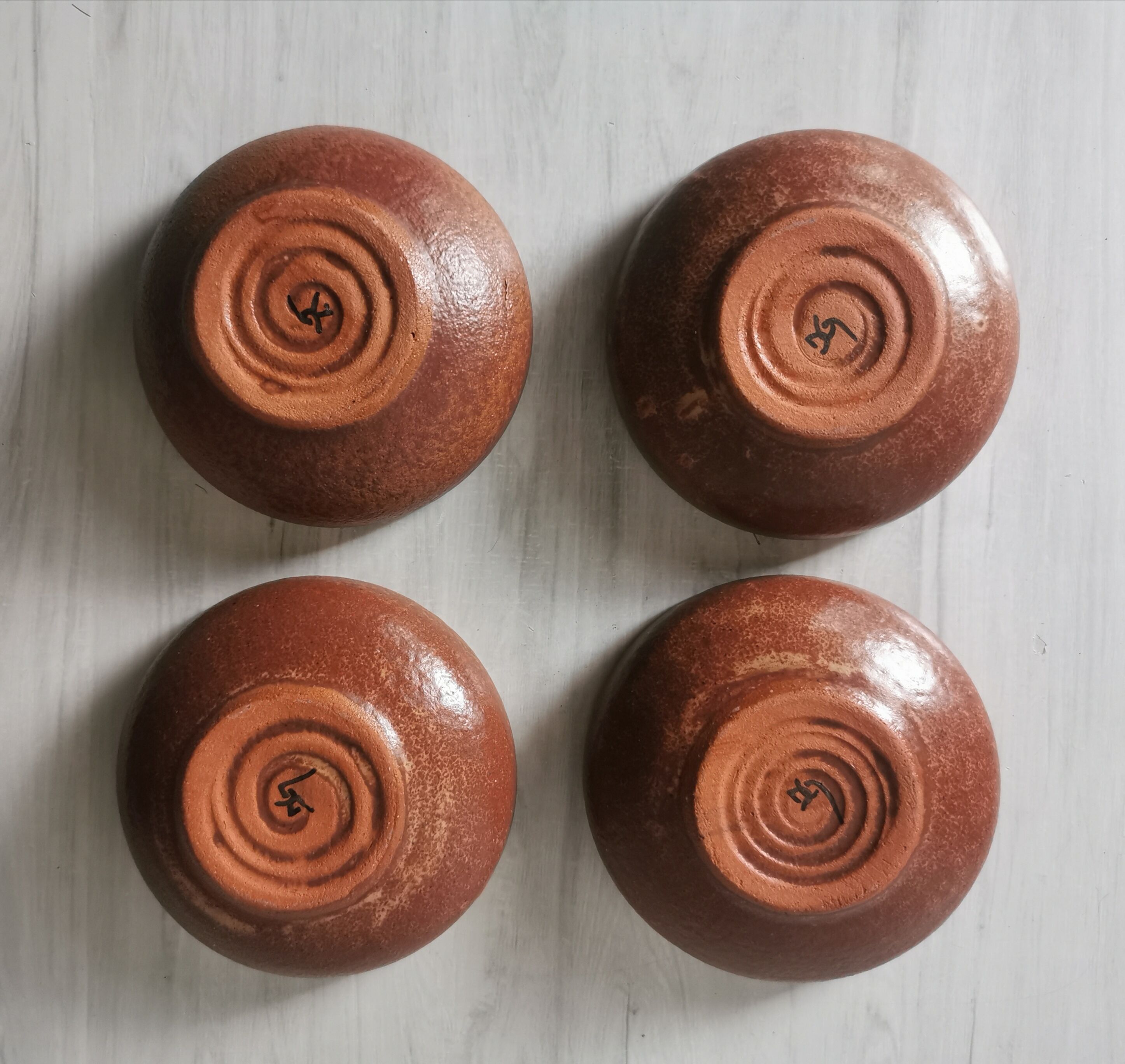 Salad bowl and enamelled sandstone cups