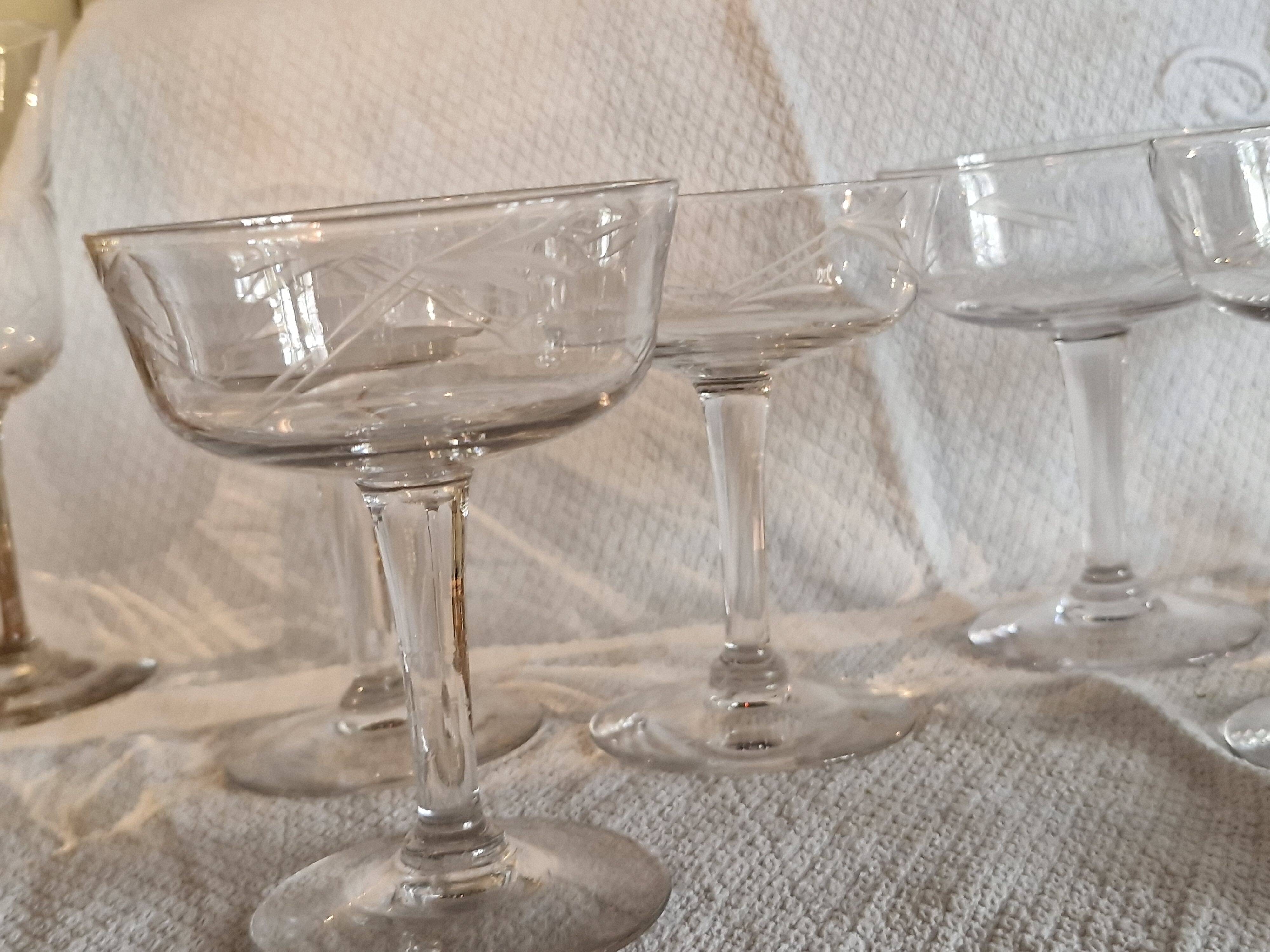 9 champagne coupes in glass, beautiful model from the 1940s.