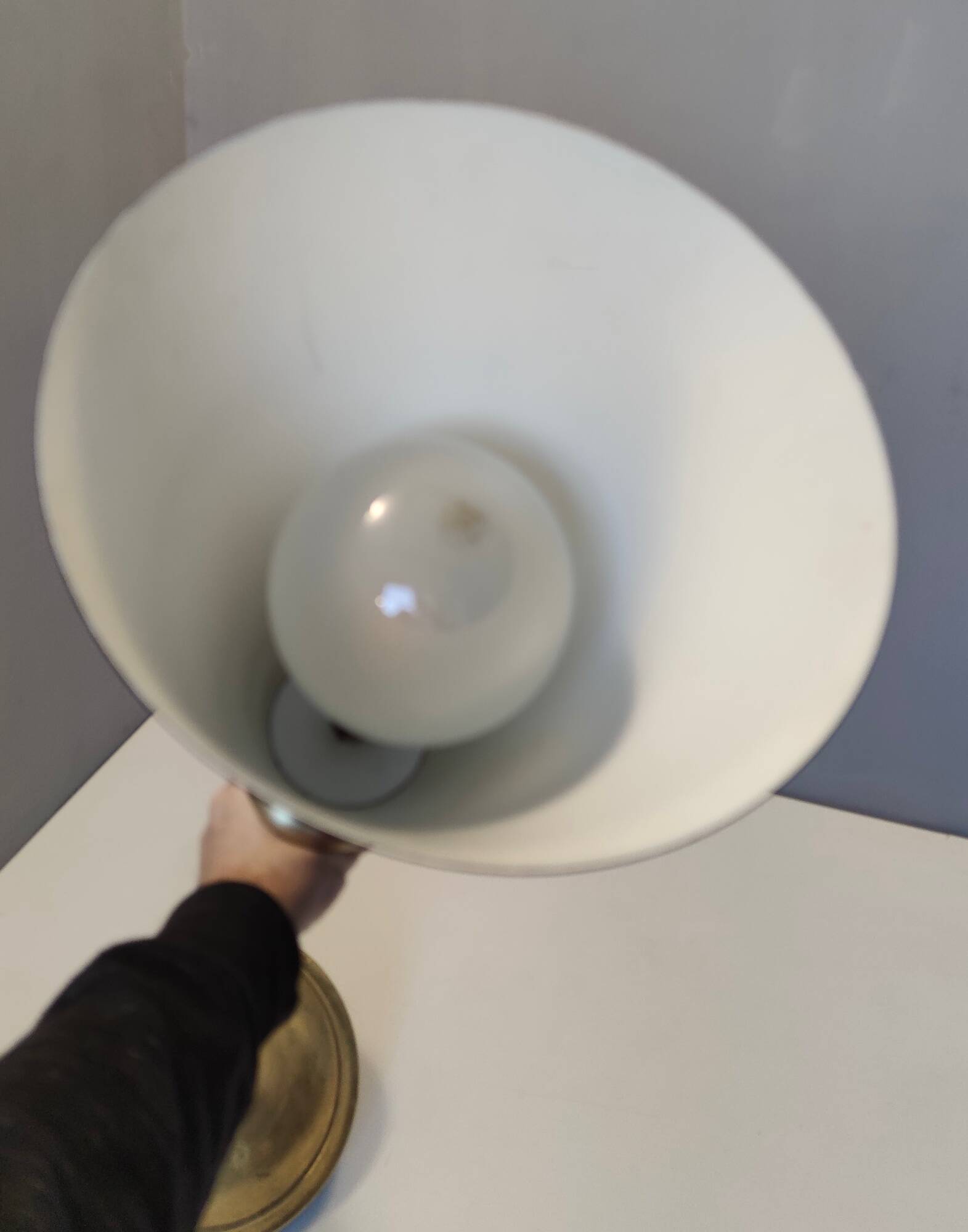 Lampadaire en laiton et aluminium verni noir, Italie