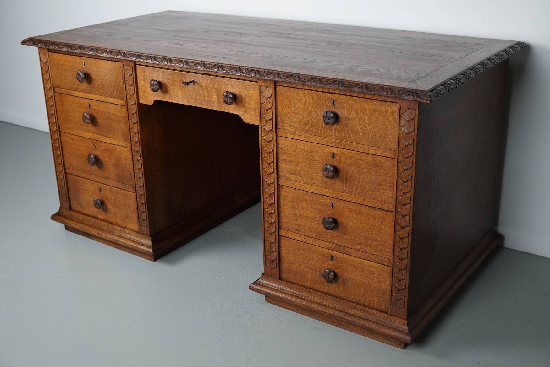 Bureau / Comptoir de Magasin Antique Art Nouveau en Chêne Sculpté, Pays-Bas, Début du 20ème Siècle