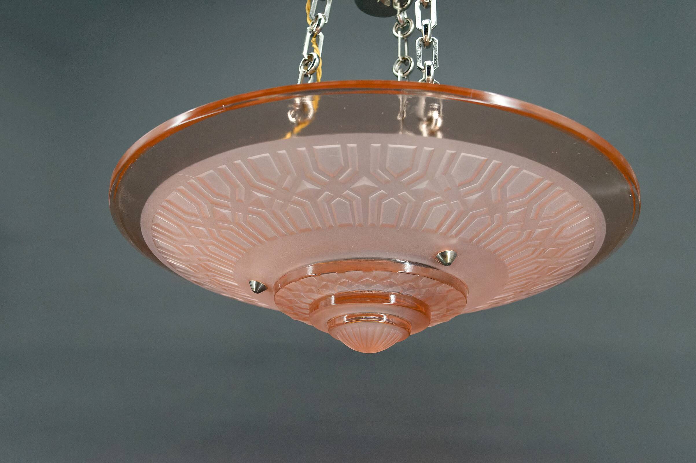 Suspension Art Déco moderniste en verre rose et bronze chromé, par Henry Petitot, 1935