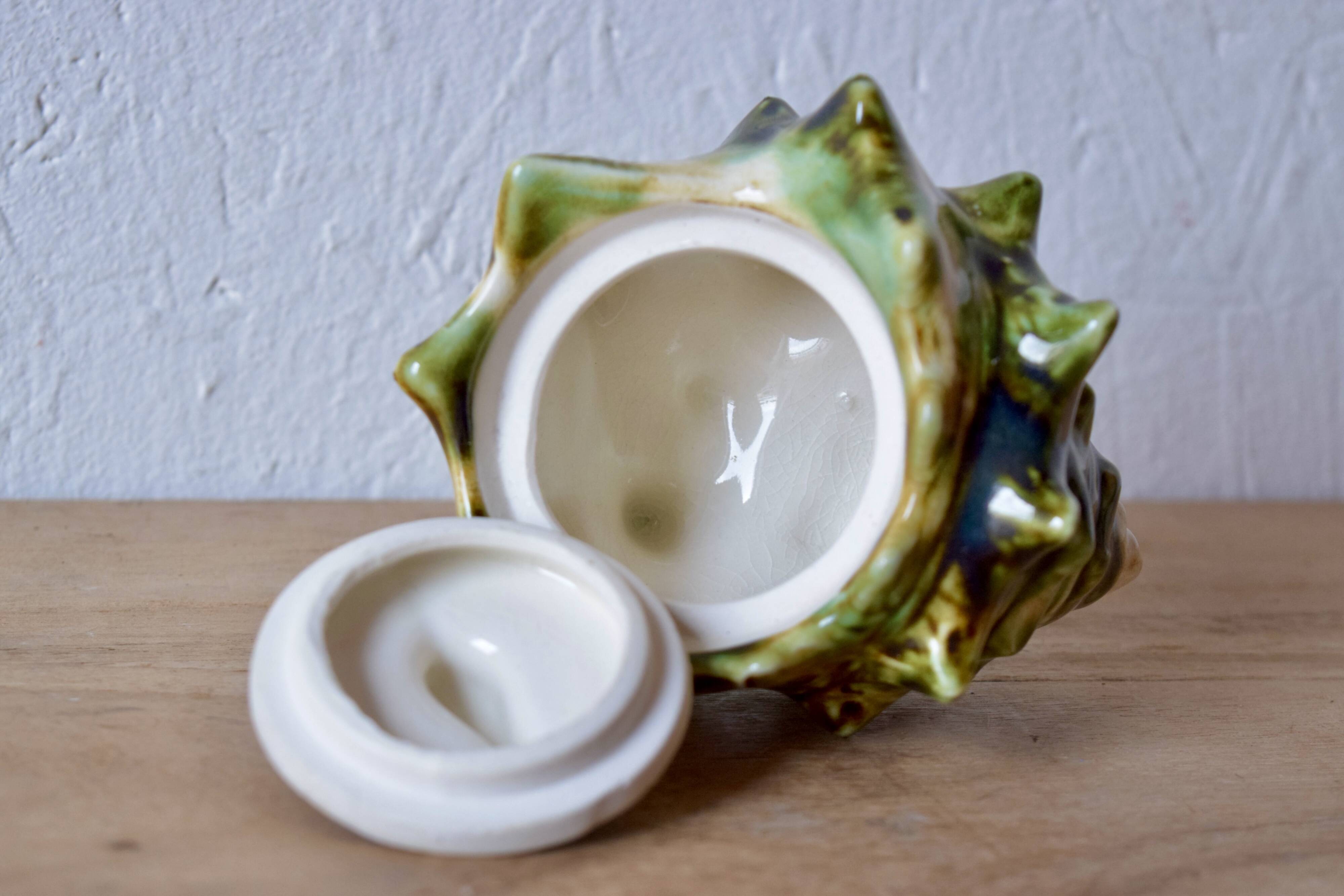 Vintage tea service in glazed ceramic - shape of conchs or shells