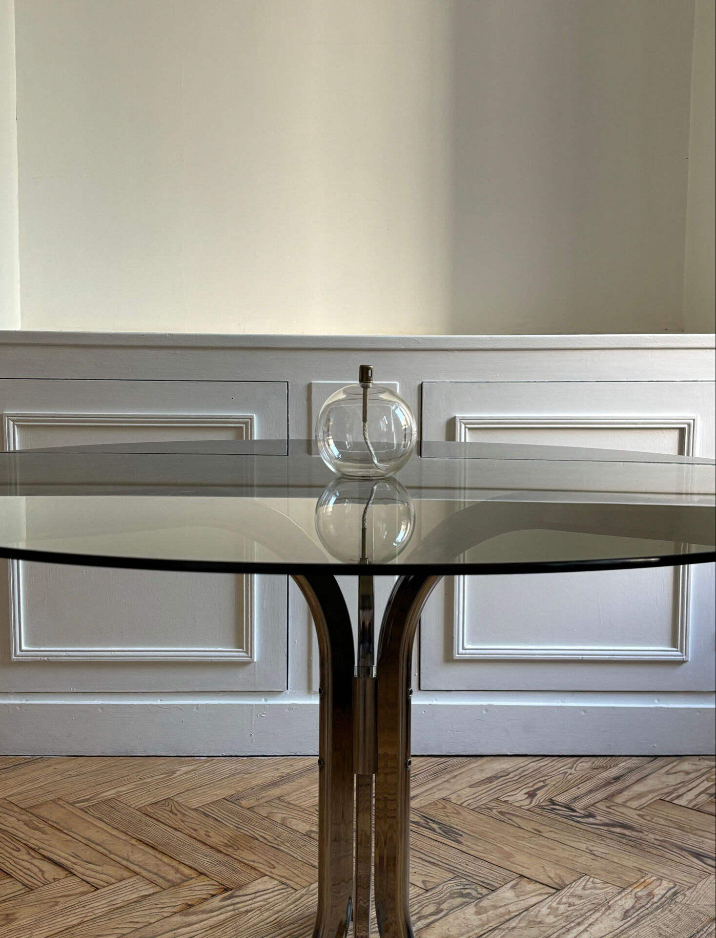 Table ronde en verre fumé et chrome