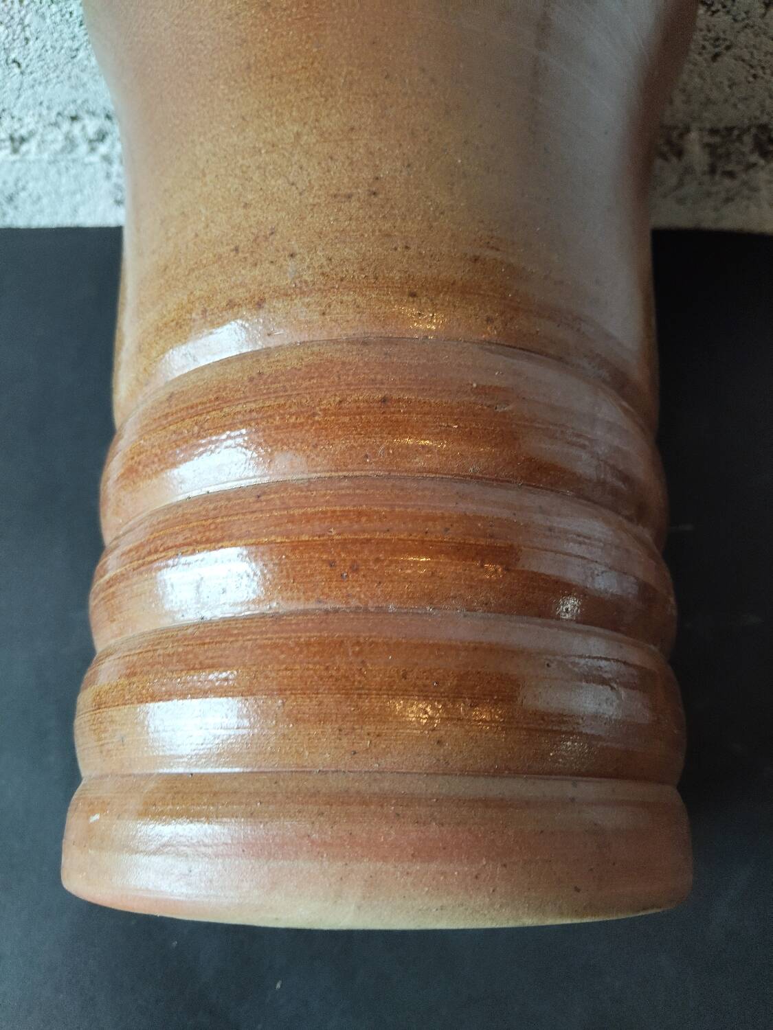 Vase en grès émaillé brun – fabrication française – XXᵉ siècle