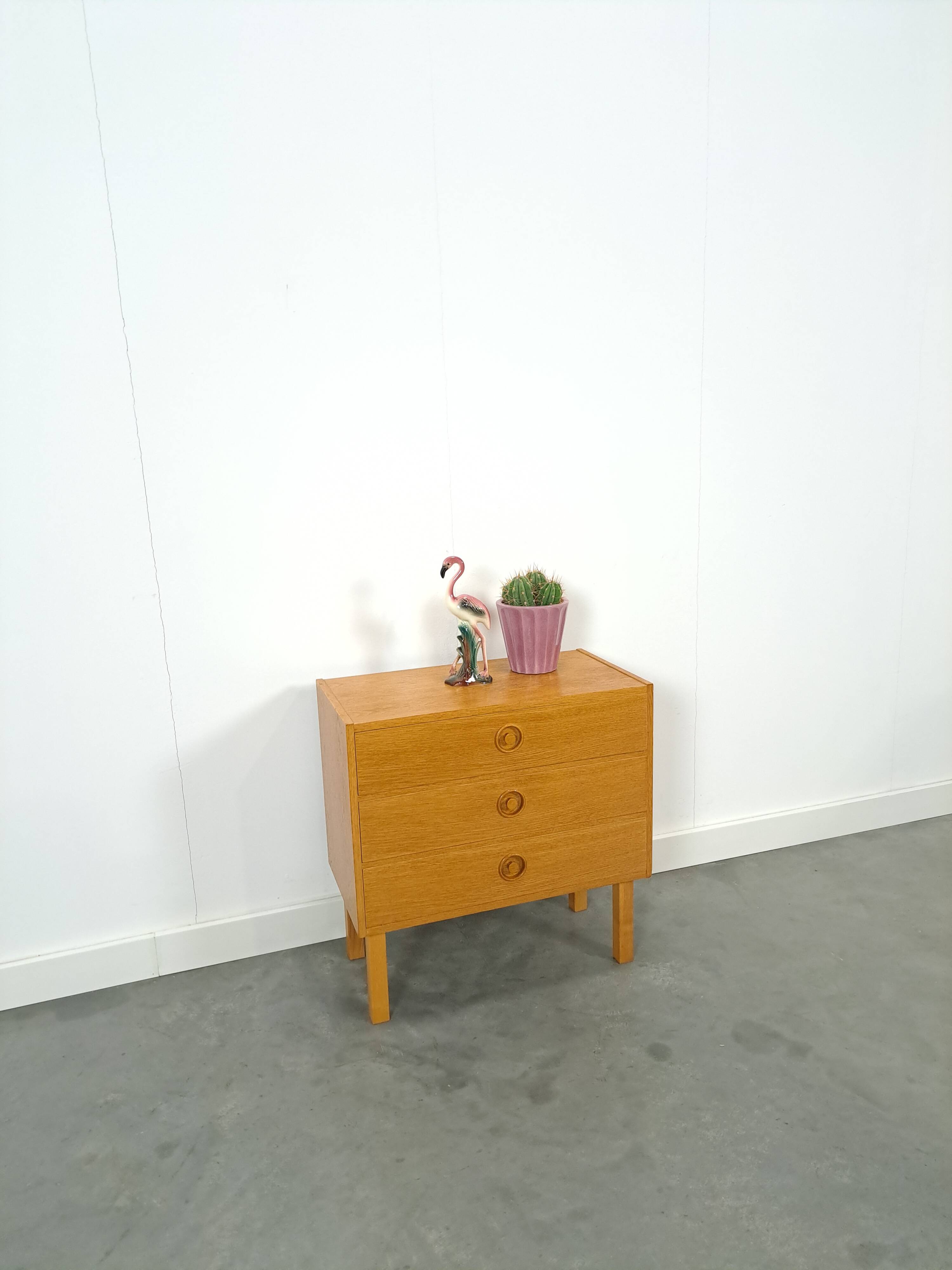 Commode en placage avec poignées rondes de Suède