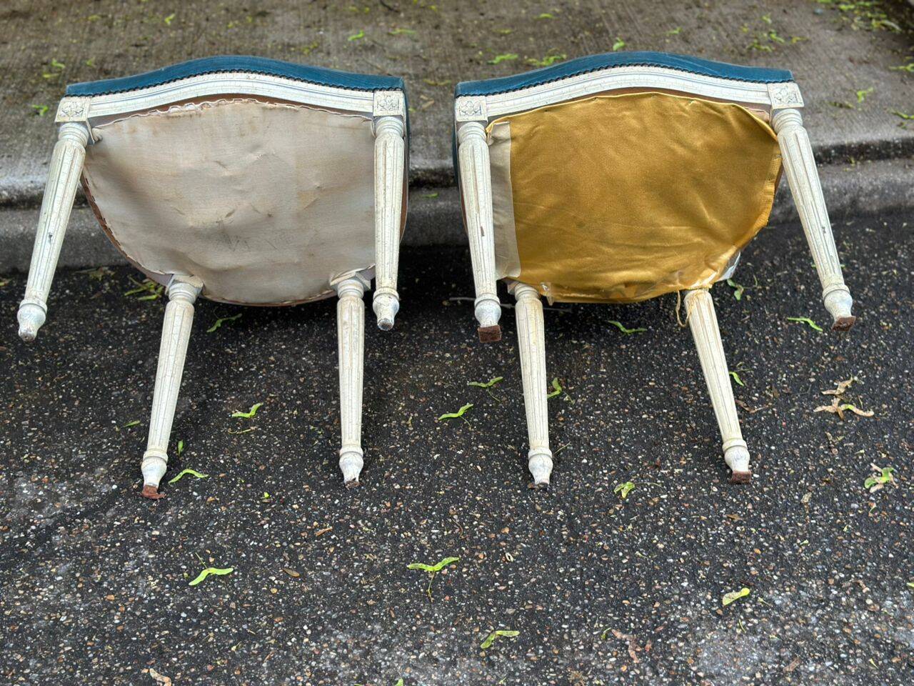 6 Louis XVI medallion chairs in beige wood and blue fabric from the 18th century.