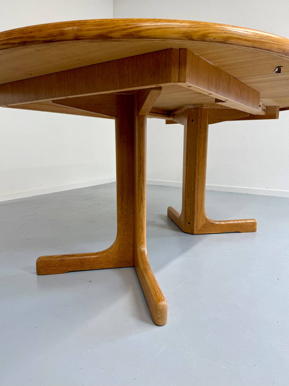Antique round Scandinavian dining table from the 70s with 1 solid wood extension