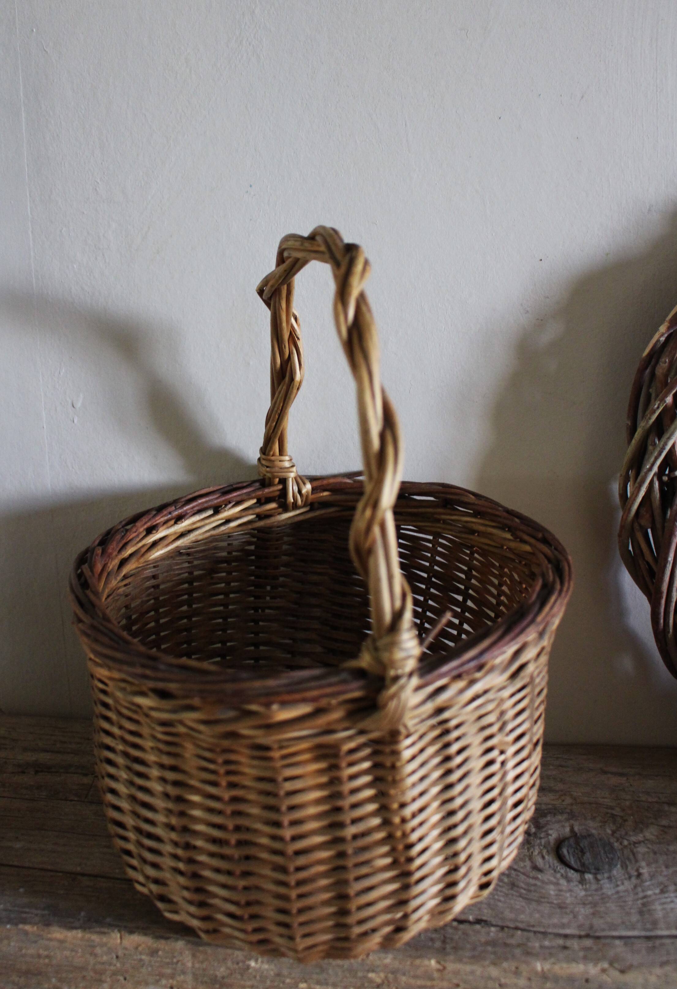 Small round wicker basket with one handle