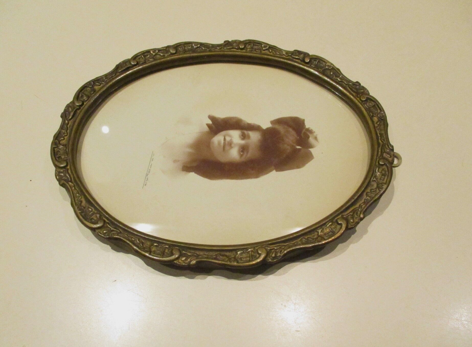 Old wall frame in carved wood and gilded stucco, oval