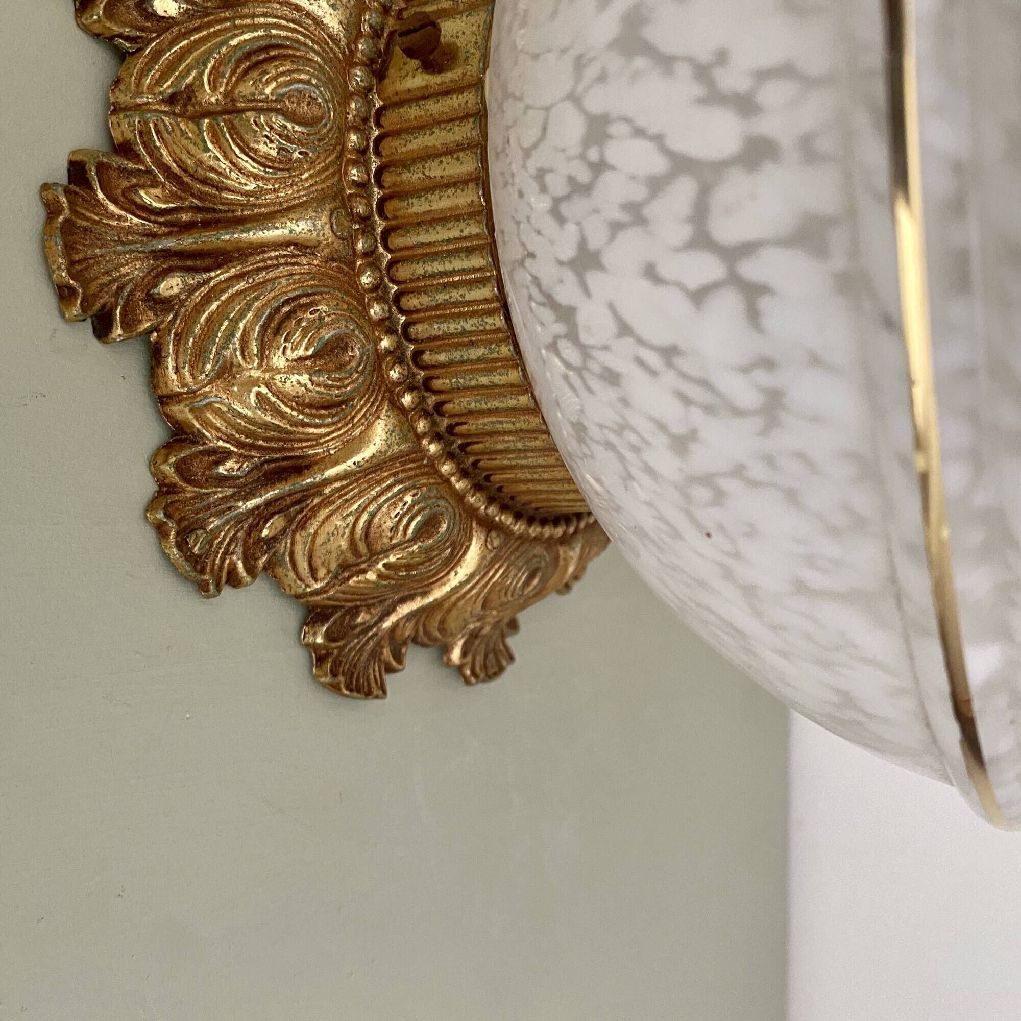 Applique ou plafonnier vintage, globe art déco en verre de clichy blanc et or