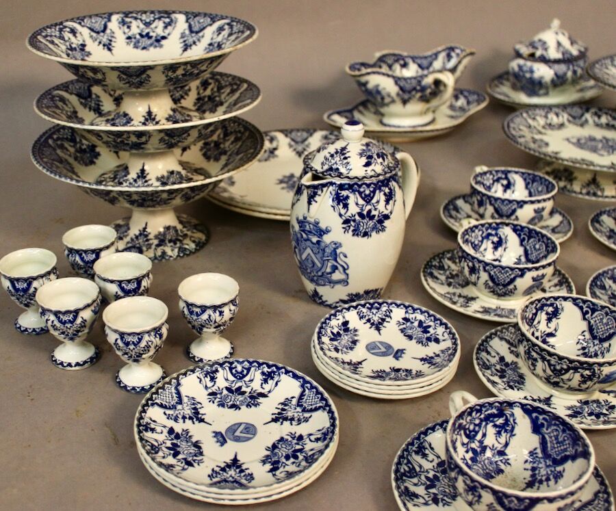 Service in faience of Gien Coat of arms crown and lions XIXth