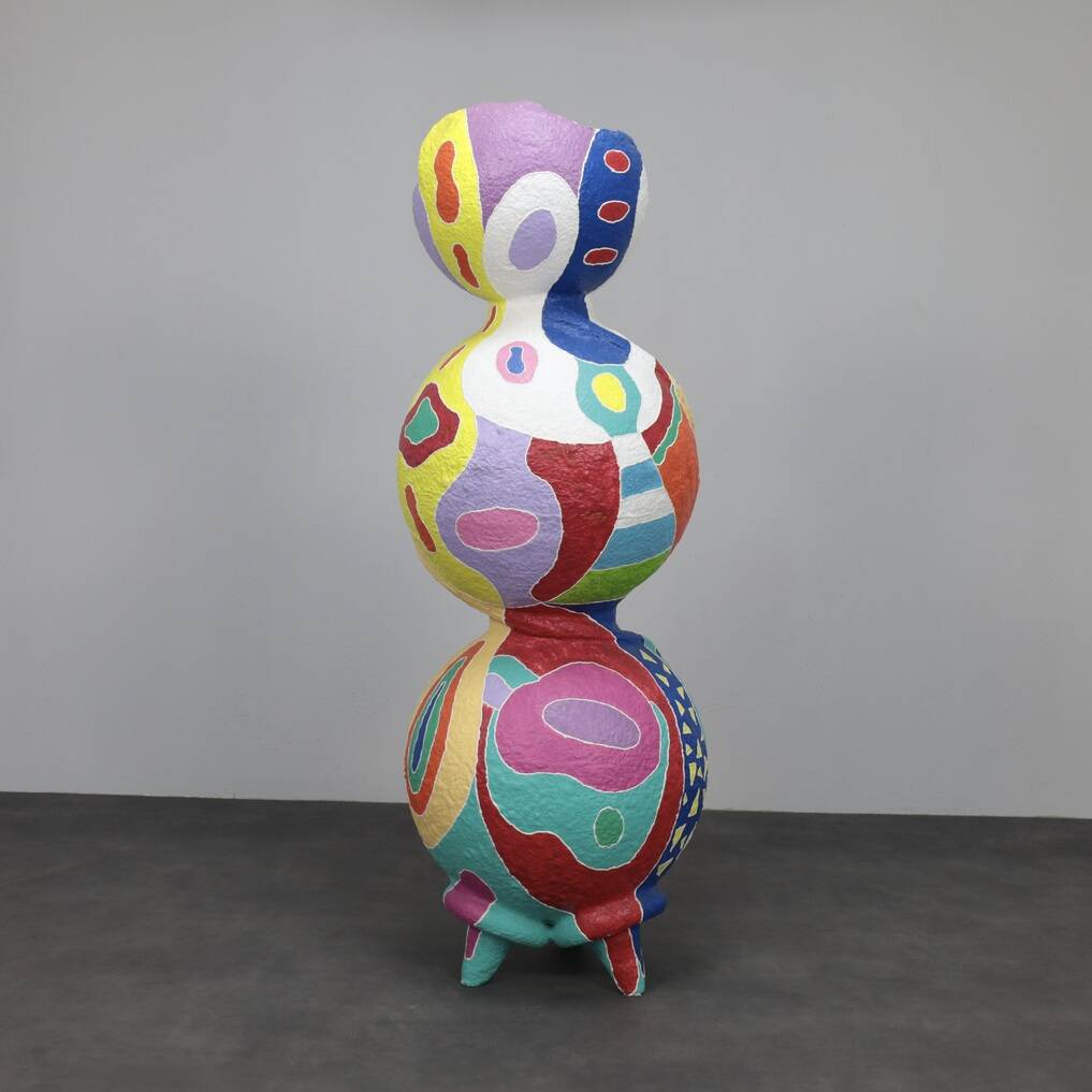 Sculpture contemporaine vibrante sur pied en papier mâché