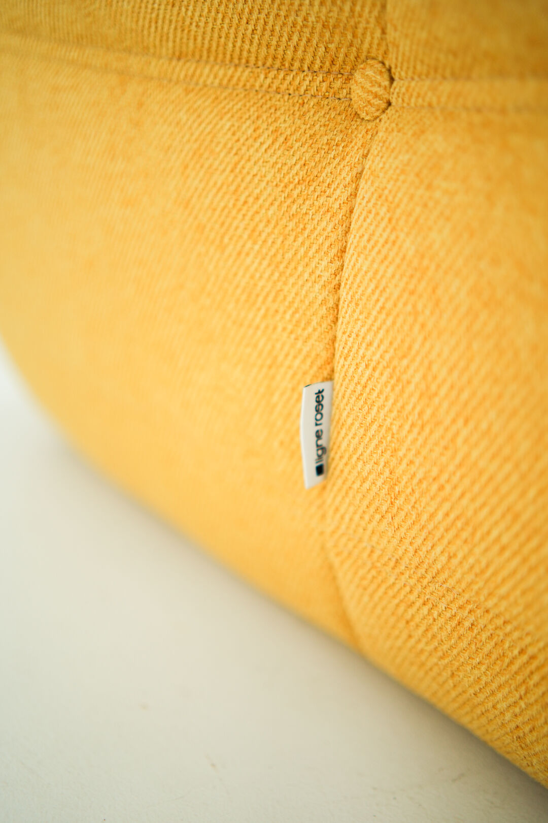 Ensemble de chaise et pouf Togo en tweed jaune
