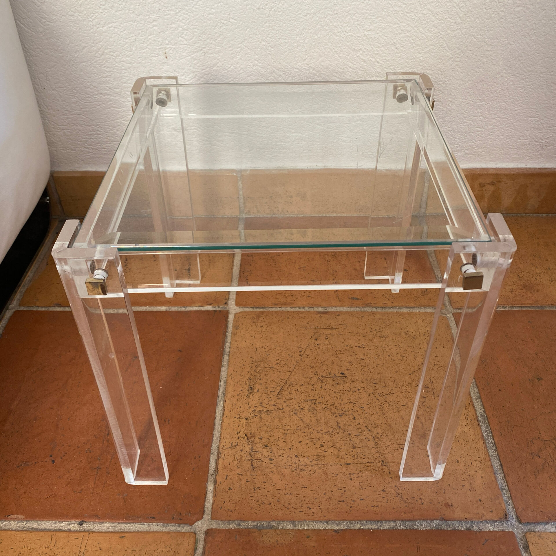 Coffee table, side table in plexiglass with a glass top.
