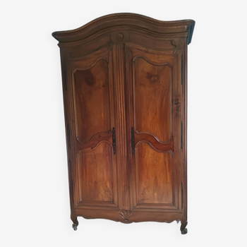 Grande armoire chapeau gendarme de style Louis XV