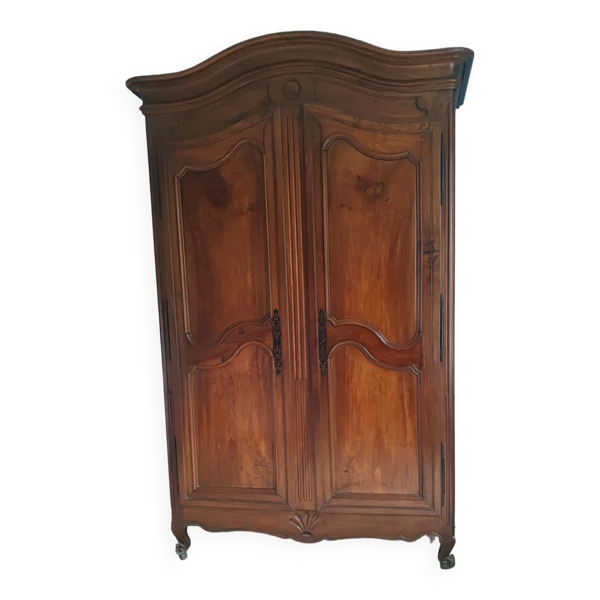 Grande armoire chapeau gendarme de style Louis XV