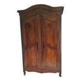 Grande armoire chapeau gendarme de style Louis XV