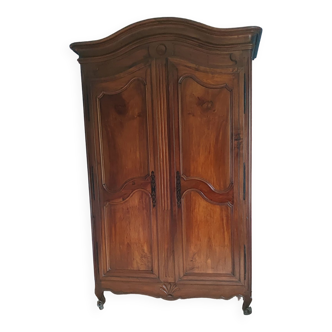 Grande armoire chapeau gendarme de style Louis XV