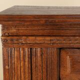 Armoire belge à une porte sculptée à la main du XVIe siècle en chêne massif