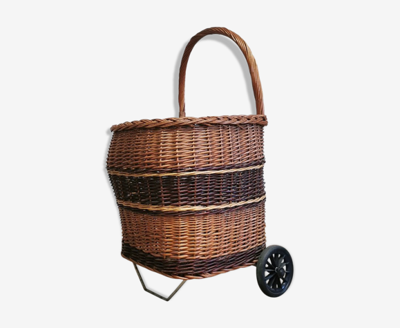 Chariot en osier sur roulettes